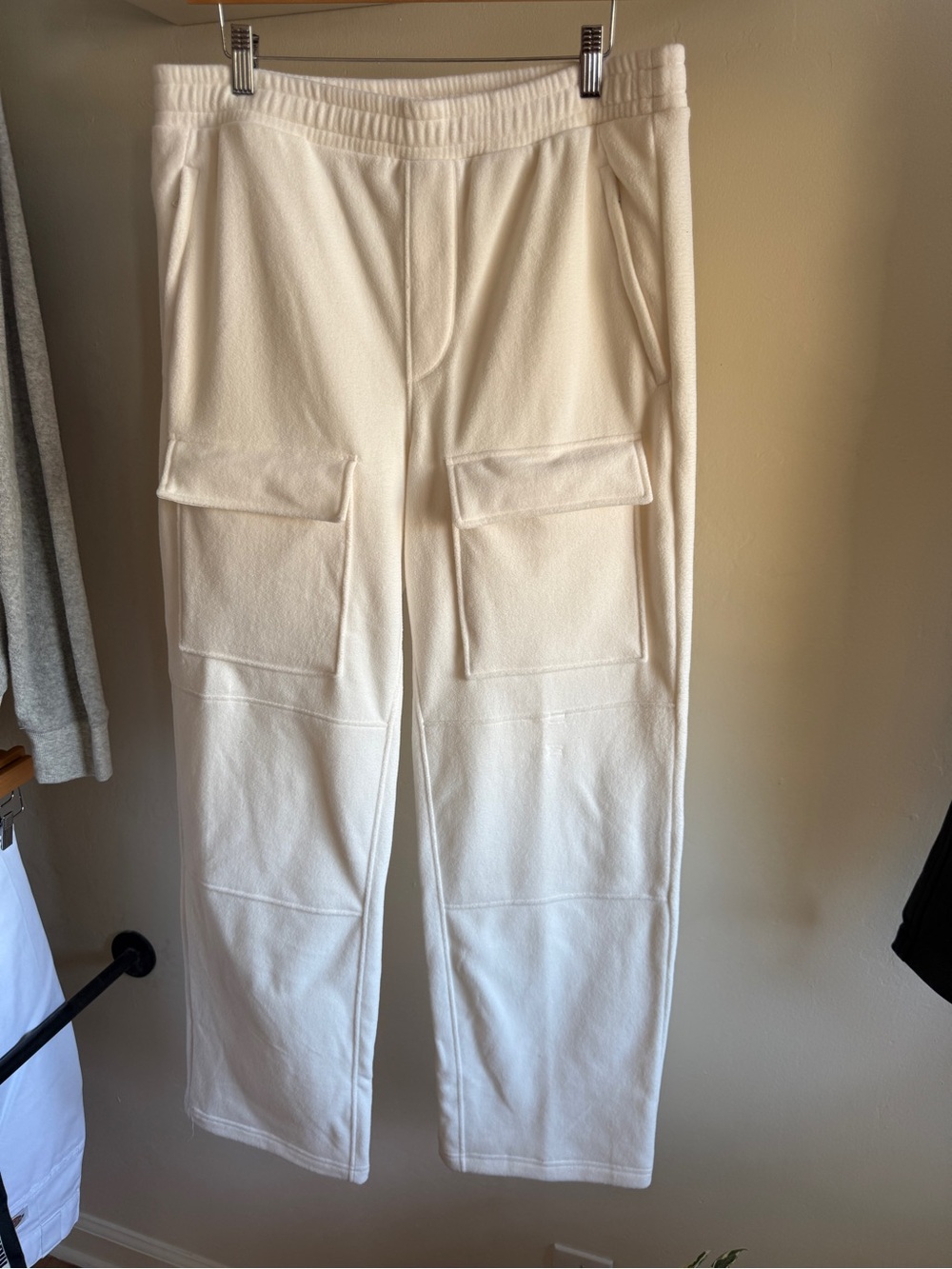 ALO Yoga Men's Cream Cargo Sweatpants - Off-White Utility Style